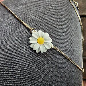 NWT Accessorize Daisy On A Chain Necklace